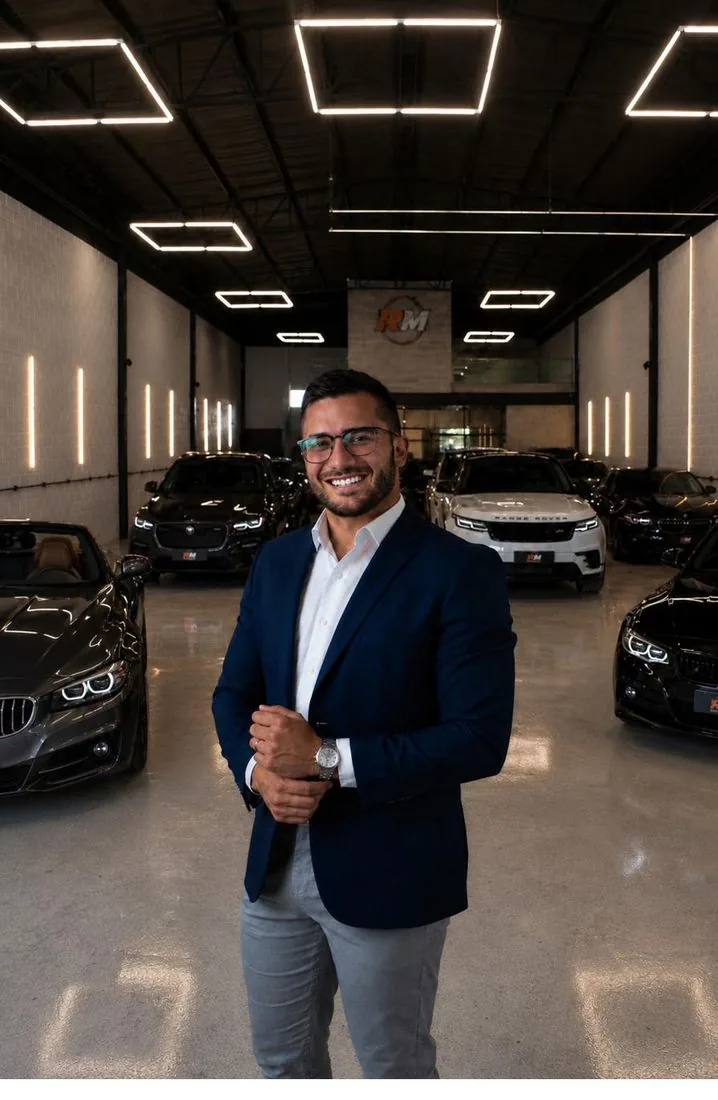 Matheus Souza no showroom da RM Motors